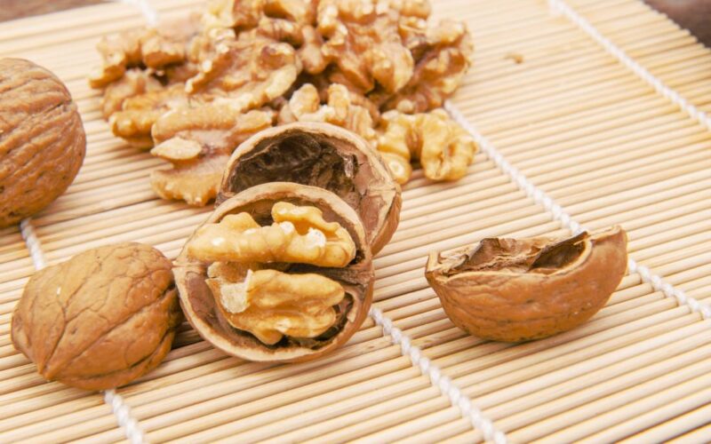 Frutta secca: quanta mangiarne e perché fa bene soprattutto se si ha il colesterolo alto