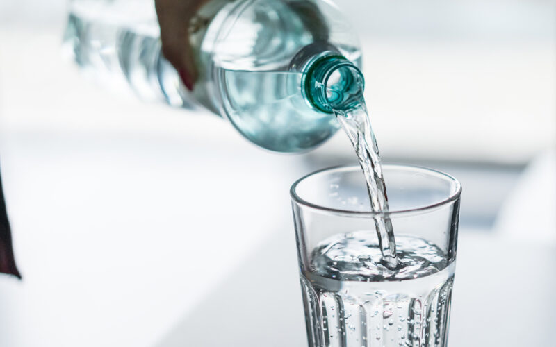 I rischi che si corrono bevendo poca acqua