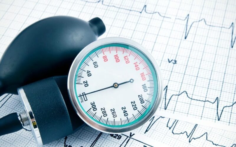 Pressione alta: sintomi, cosa fare e l’importanza del medico