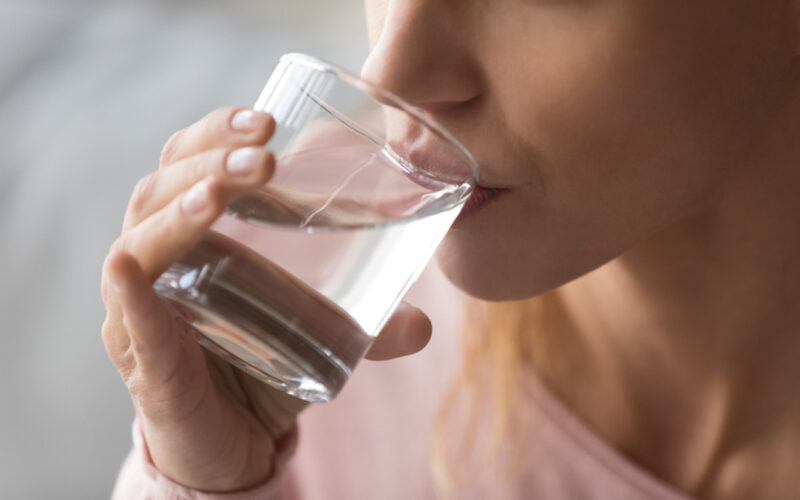 Bere più acqua aiuta davvero a dimagrire? Ecco che cosa dice la scienza
