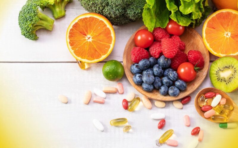 Distinzioni Essenziali tra Integratori e Vitamine: Navigare il Mondo del Benessere Nutrizionale