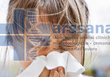 Donna con sintomi di allergia primaverile mentre si soffia il naso, rinite allergica e starnuti causati dai pollini