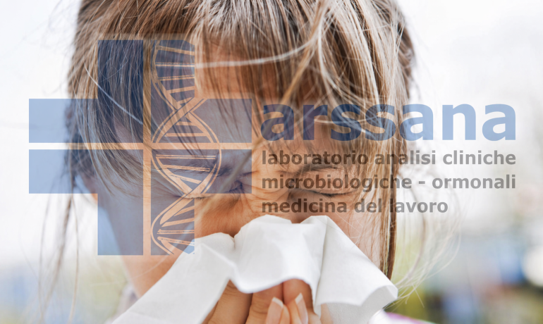 Donna con sintomi di allergia primaverile mentre si soffia il naso, rinite allergica e starnuti causati dai pollini